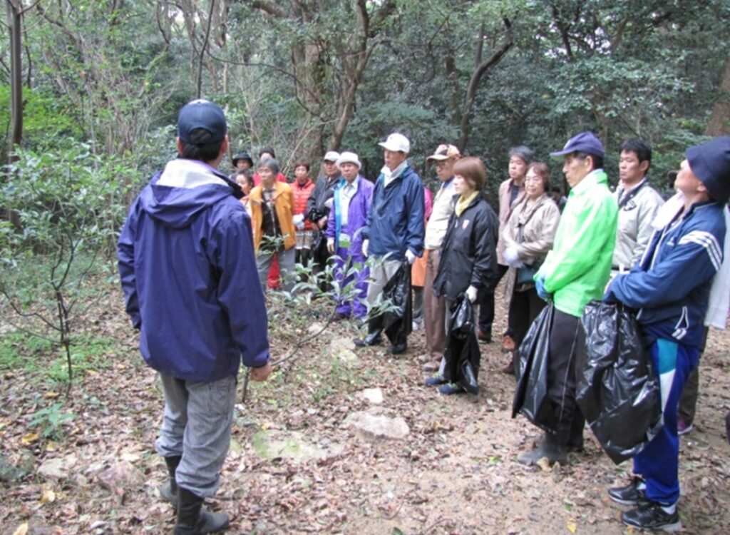 えびすの森 清掃奉仕の様子
